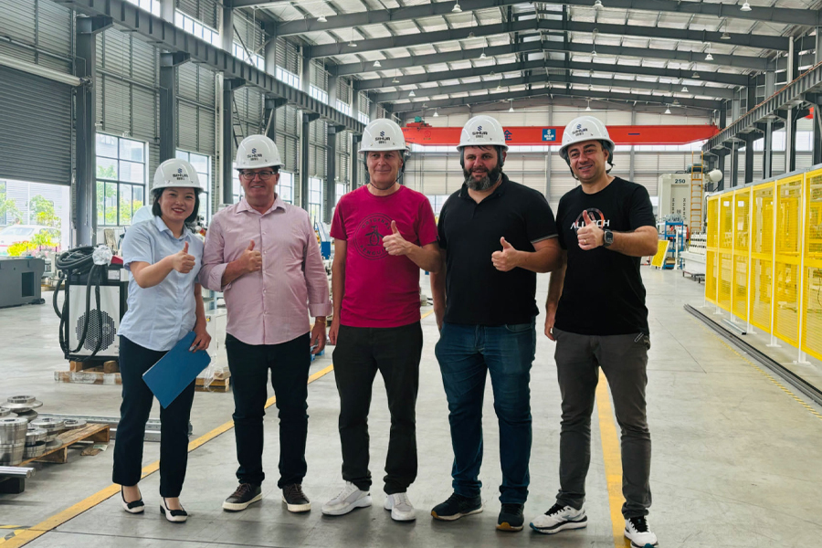 Pada 31 Mei 2024, pelanggan Brazil melawat